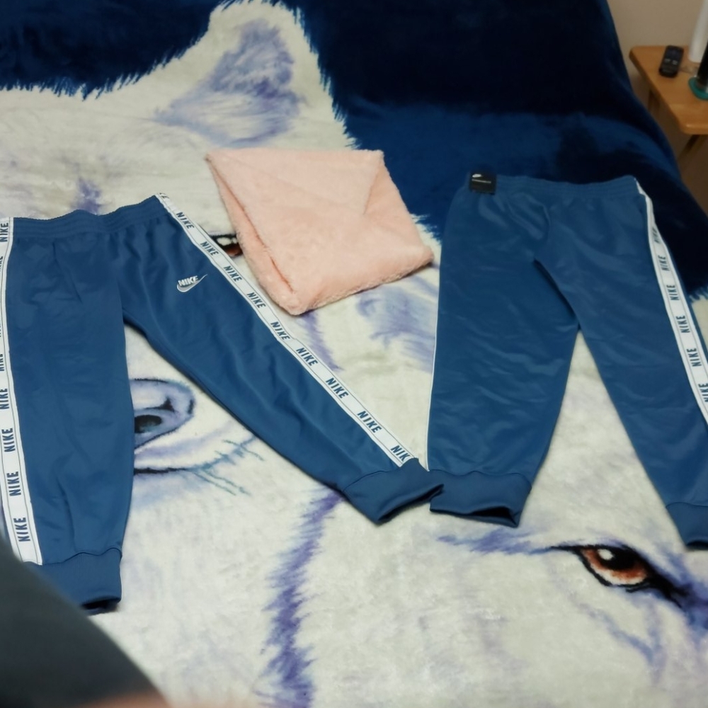Nyke joggers (2) and Harper canyon top